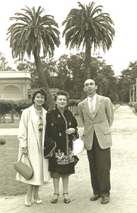 Lotfi Zadeh with his mother Feyga and wife Faina, San Francisco, 1960