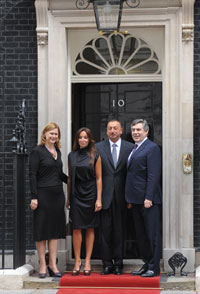 On the steps at the British prime minister´s office, №10, Downing Street. From left to right: Sarah Brown, wife of British Prime Minister Gordon Brown; Azerbaijan´s First Lady Mehriban Aliyeva; Azerbaijani President Ilham Aliyev; and Prime Minister Gordon Brown