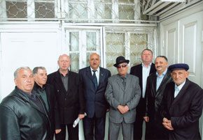 Semyon Ikhiilov with members of the Jewish community