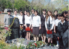Young people pay their respects to Azerbaijan´s National Hero Albert Agarunov