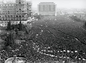People thronging to the funeral ceremony of the 20 January victims. Freedom Square, Baku