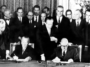Adenauer and De Gaulle sign the Élysée Treaty