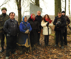 Witness with the research team in front of a memorial to the Roma. Hamlet of Alexandrovka, Smolensk oblast