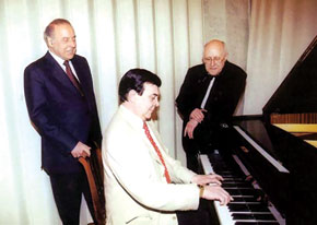 President Heydar Aliyev and Mstislav Rostropovich appreciate Muslim Magomayev´s playing