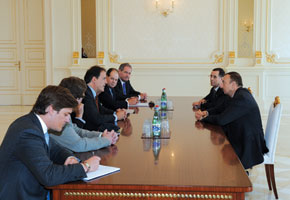 President Ilham Aliyev in discussion with the delegation
