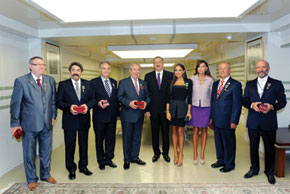 President Ilham Aliyev and First Lady Mehriban Aliyeva with those honoured for their work in the diaspora