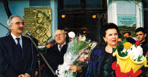 The unveiling of the memorial plaque at the Rostropovich House Museum. With galina Vishnevskaya and Polad Bulbuloglu (then Minister of Culture). 1997