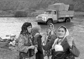 Refugees leave Armenia across the border river, Zangilan-chay, 1993. Photo: Oleg Litvin