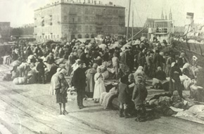 Refugees at the harbour during the March tragedy in Baku. Photo: Vilkovski