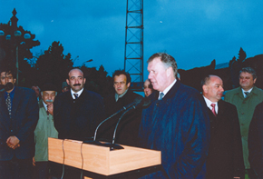 Geoff Hurst at the unveiling of Tofiq Bahramov’s statue in Baku, 13 October 2004
