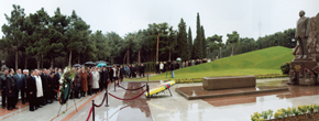 Congress participants pay their respects at grave of National Leader Heydar Aliyev