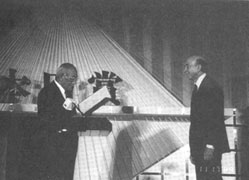 Lotfi Zadeh receives the Honda award in Tokyo, Japan, 1989