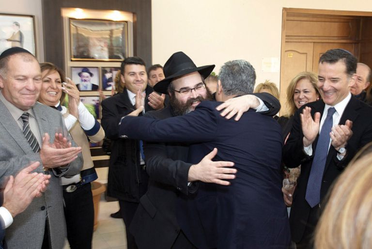 Head of the Chabad school, Rabbi Shneor Segal embracing Muslim benefactor Taher Gozel, with Azeri Consul General of Los Angeles Nasimi Aghayev and Rabbi David Wolpe looking on