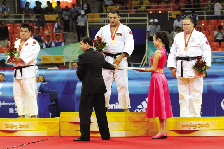 Ilham Zakiyev receiving his gold medal at the Paralympic Games in Beijing in 2008