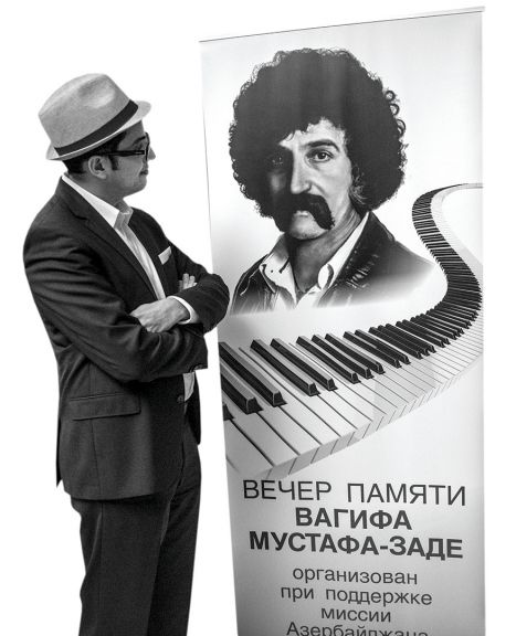 Ruslan pictured at an evening in memory of Azerbaijani jazzman Vagif Mustafazadeh at Chinar Hall in Brooklyn, New York