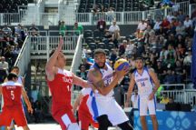 Marshall Obrian Moses of Azerbaijan takes on Turkey’s Recai Ozturk during a men’s basketball 3x3 match on 21 May. Photo: Eldar Farzaliyev
