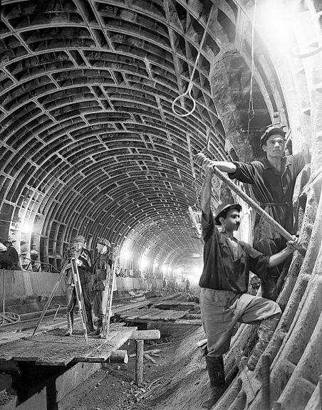 Working on one of the first tunnels. 15 September 1964. Photo: Azertaj