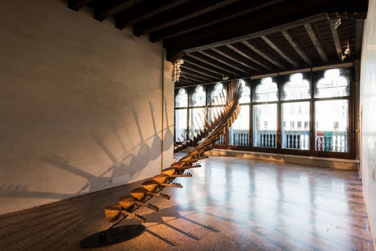 The installation Under One Sun by Elvin Nabizade is formed of 44 saz instruments arching the journey of the sun from dawn to dusk. Photo: Javid Guliyev